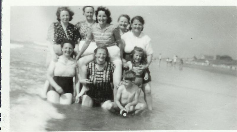 tante lena aan het strand.jpg